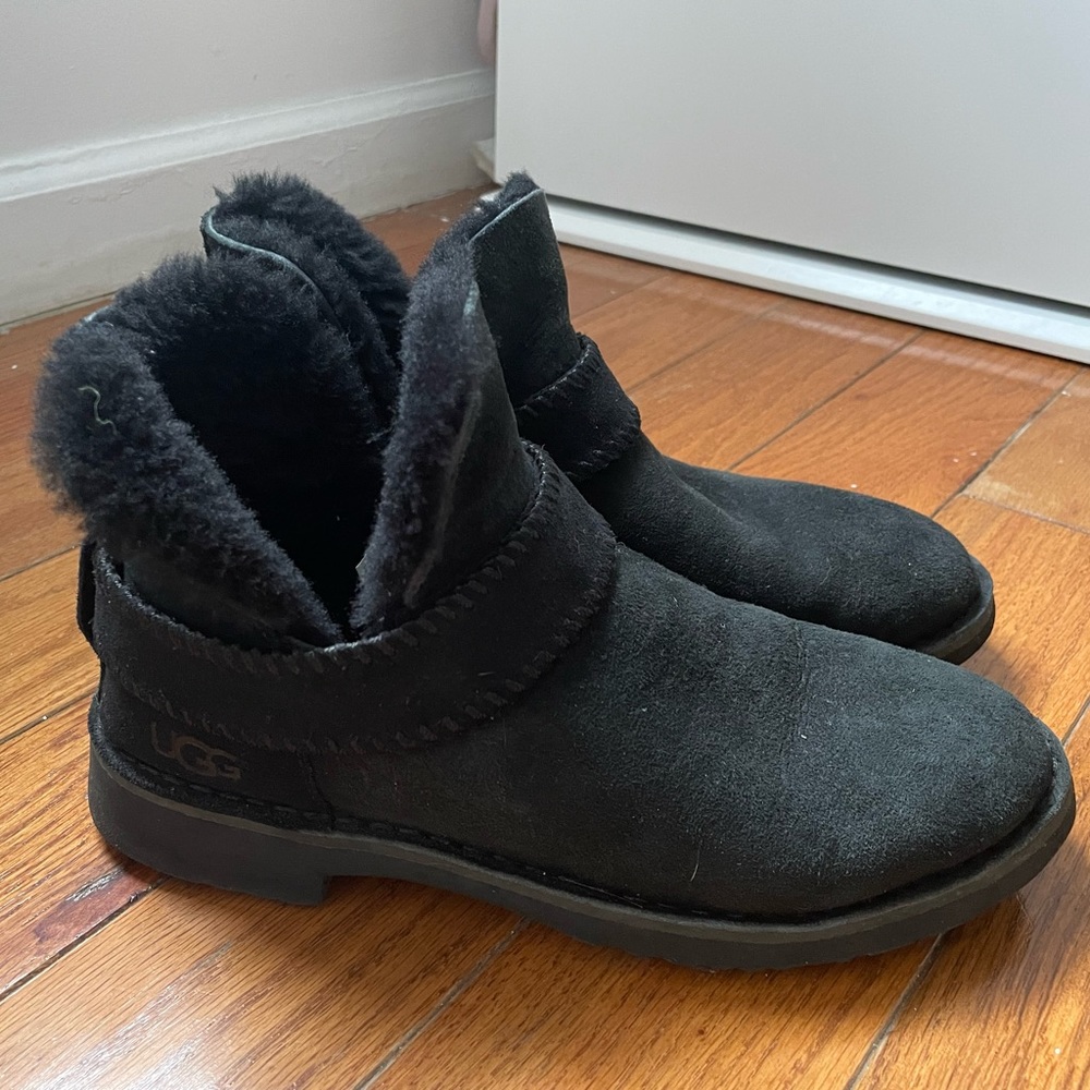 UGG Woman’s Mckay Black Sheepskin, Boots Size 7